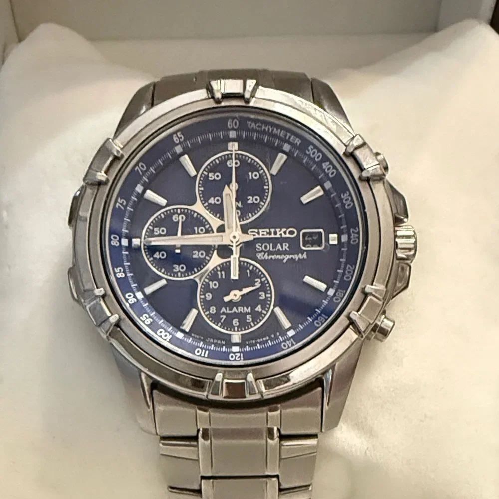 Seiko Solar Chronograph Men's Watch- stainless steel
V172-OAJO